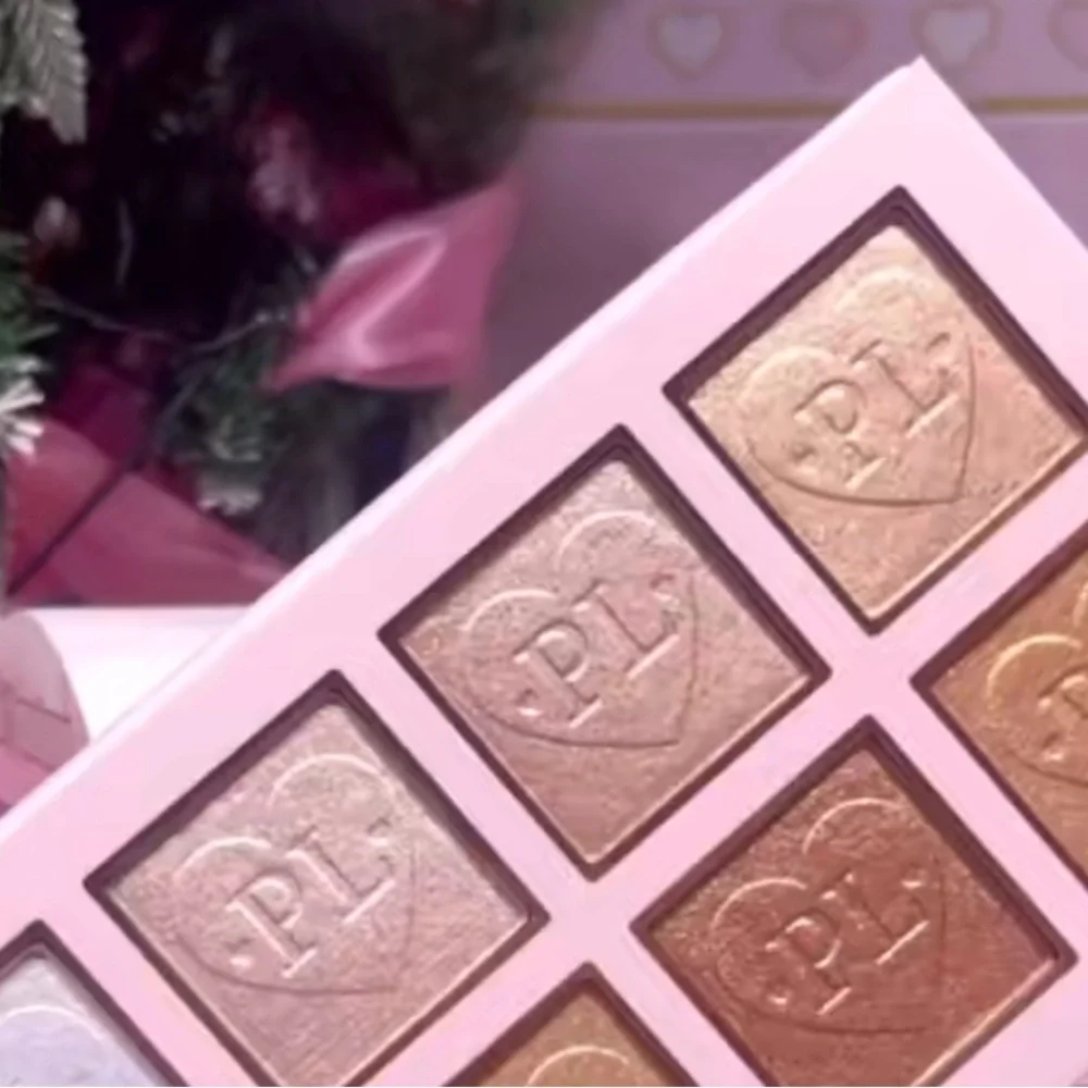P. Louise Golden Ticket Highlighter Palette from the 2024 Advent Calendar Day 1 - Picture 3 of 5